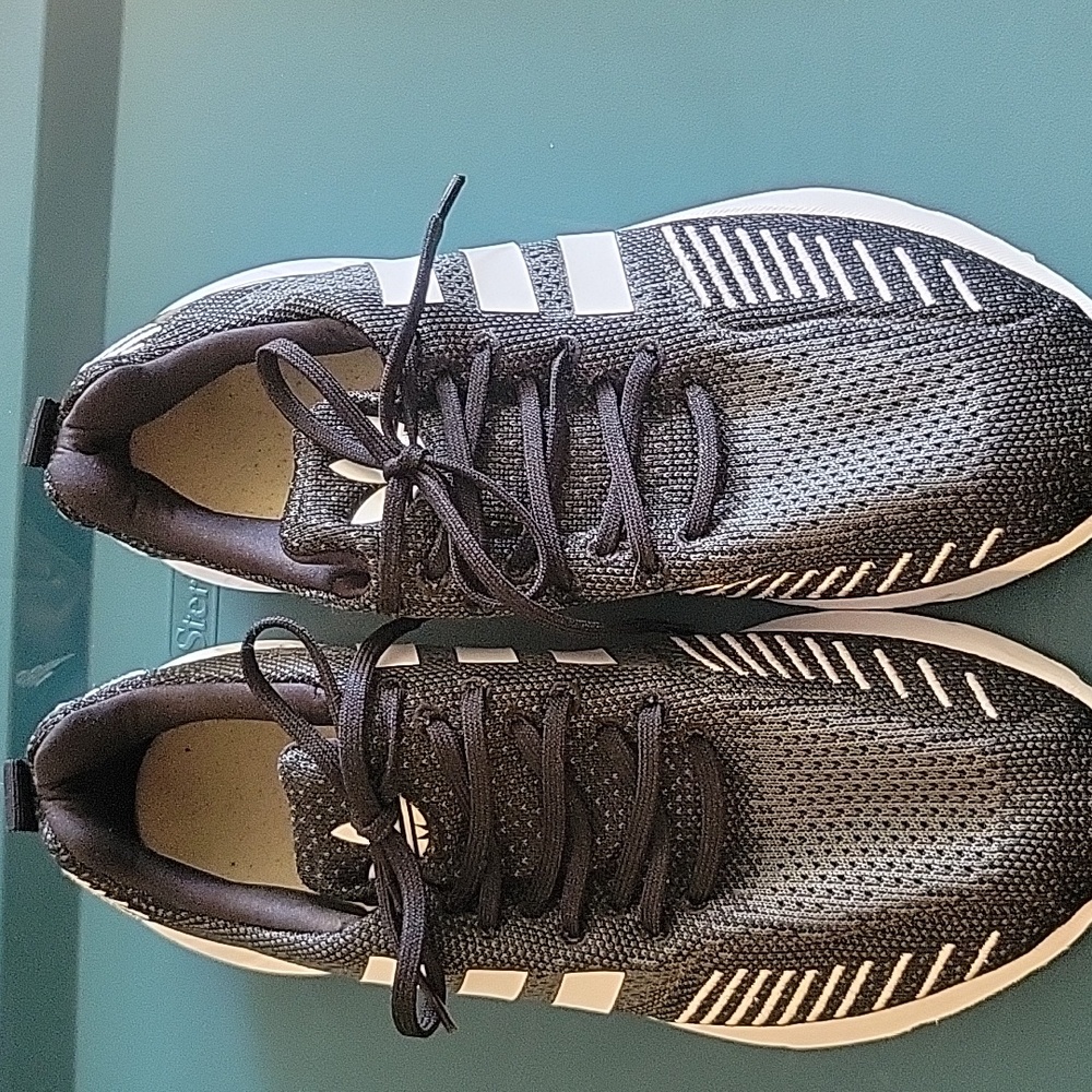 Brand new Adidas running shoes (Missing Insoles)